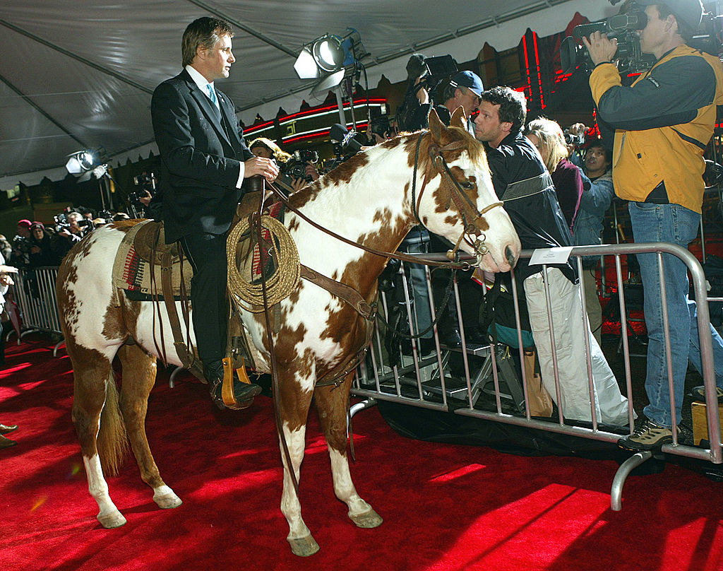 Viggo Mortensen riding a horse on the red carpet